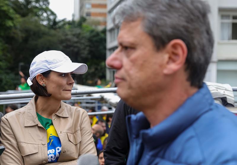 Reorganização da direita envolve Michelle Bolsonaro, Tarcísio de Freitas e a família do ex-presidente, Jair Bolsonaro. 