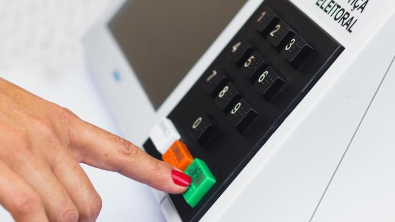 Modelo proporcional de lista aberta combina pluralidade, personalismo e barreiras que redesenham o mapa partidário.