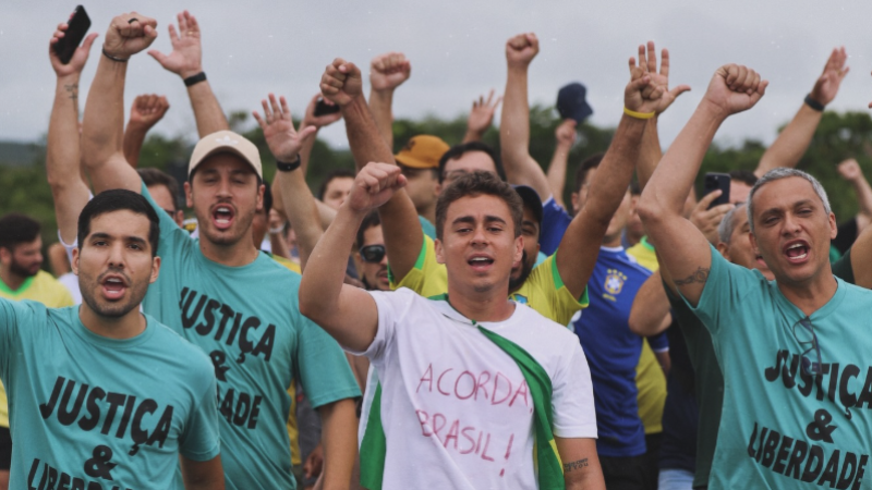 Caminhada até Brasília transforma protesto em ato simbólico contra prisões do 8 de Janeiro e decisões do STF.