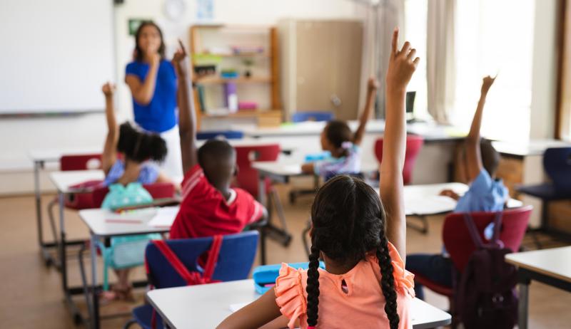 A medida contempla professores que ganham até R$ 10 mil mensais.