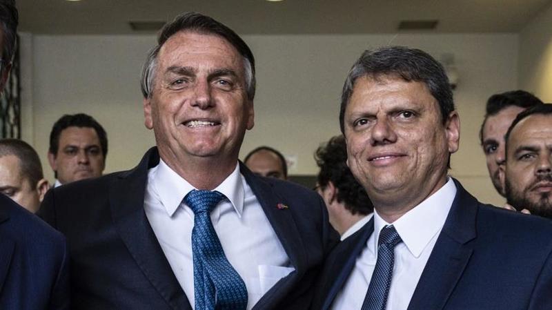 Encontro entre Tarcísio e Bolsonaro dependia de autorização judicial. 