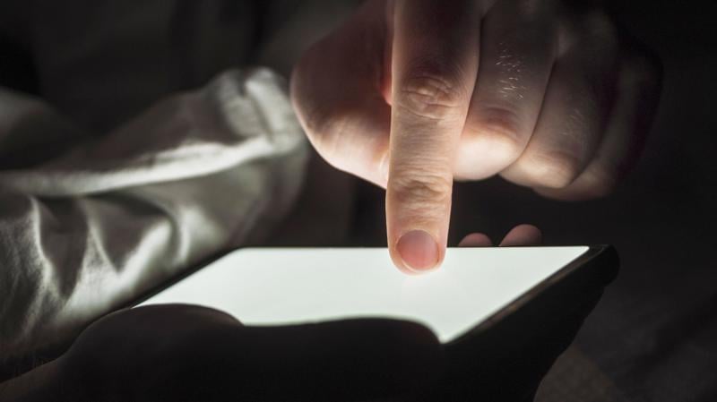 Informações falsas fragilizam a confiança e ampliam o alcance de crimes virtuais no cotidiano dos brasileiros.