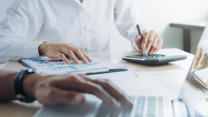 Estrutura orçamentária preserva lucros financeiros e transfere o peso do equilíbrio fiscal para políticas sociais.