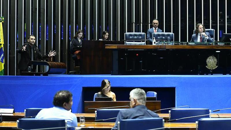 Com quase 4 milhões de seguidores no Instagram, Cleitinho discursa em um Plenário esvaziado. Senador mineiro é um dos mais influentes nas redes sociais.