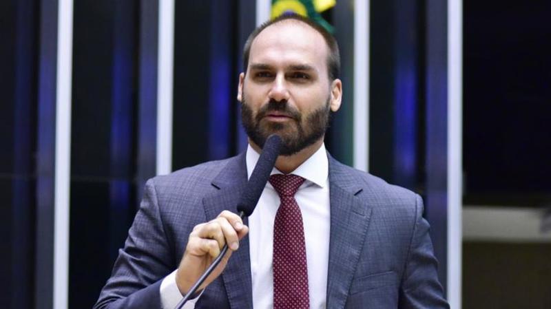 Eduardo Bolsonaro cobra inclusão de aliado na chapa e adesão de Tarcísio à campanha de Flávio.
