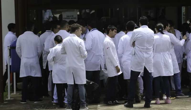 Projeto no Senado propõe exame nacional para médicos recém-formados. 