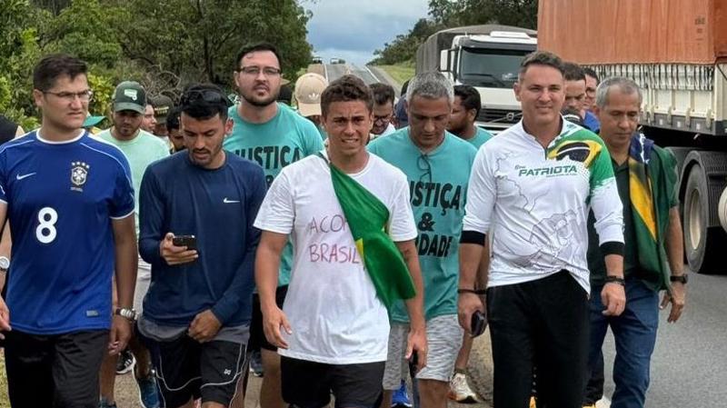 Ato de Nikolas começou em Paracatu (MG), e segue rumo à Praça do Cruzeiro, em Brasília.