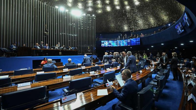 Senadores podem migrar livremente entre partidos sem perder o cargo, escolhendo siglas onde se fortalecem.