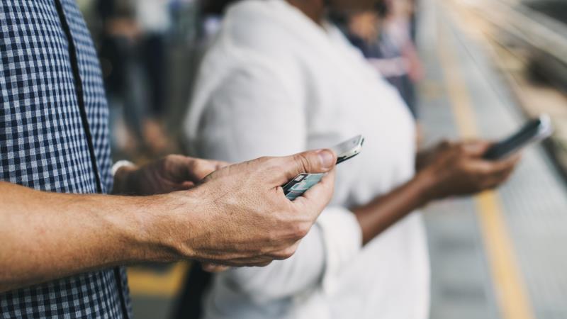 Não é força de expressão: em 2026, quem não entender a lógica das telas vai falar sozinho enquanto o voto se decide no feed.