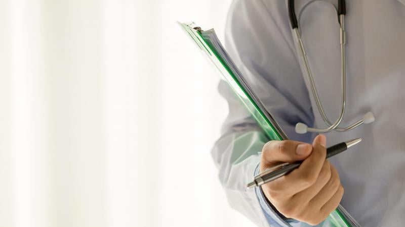 Com mais de 30% dos cursos mal avaliados, o Enamed evidencia o risco de permitir o exercício da Medicina sem avaliação profissional.