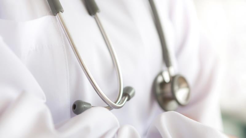 A prova nacional de Medicina expõe o colapso do pressuposto de homogeneidade formativa após duas décadas de expansão sem controle.