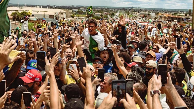A caminhada liderada por Nikolas Ferreira expõe mecanismos psíquicos antigos que organizam esperança, identidade e pertencimento político.