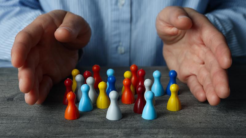 Tensões políticas recorrentes produzem impactos psicológicos que atravessam famílias, ambientes de trabalho e relações cotidianas.