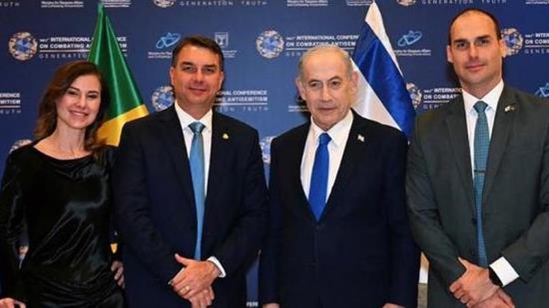 Ao iniciar agenda internacional em Israel, Flávio Bolsonaro se posiciona contra o antissemitismo em um momento de ambiguidades do governo brasileiro.