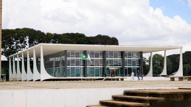 Propostas defendem um STF composto por magistrados de carreira, com renovação periódica e escolha afastada do Executivo.