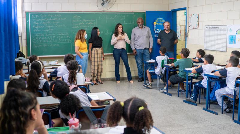 Restrição ao uso de celulares nas escolas reforça foco, convivência e saúde de crianças e adolescentes no início do ano letivo.