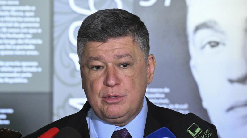 Carlos Viana informou que parte da comissão considera judicializar prorrogação se não houver aval de Alcolumbre.