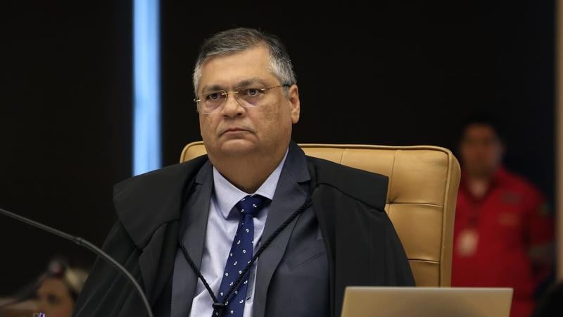 Flávio Dino decidiu não conhecer a ADI apresentada contra mudanças na renovação automática da CNH.