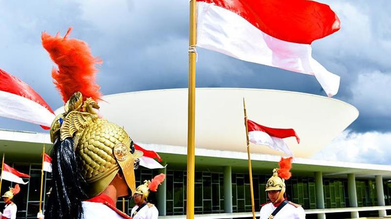 Cerimônia é iniciada na área externa.