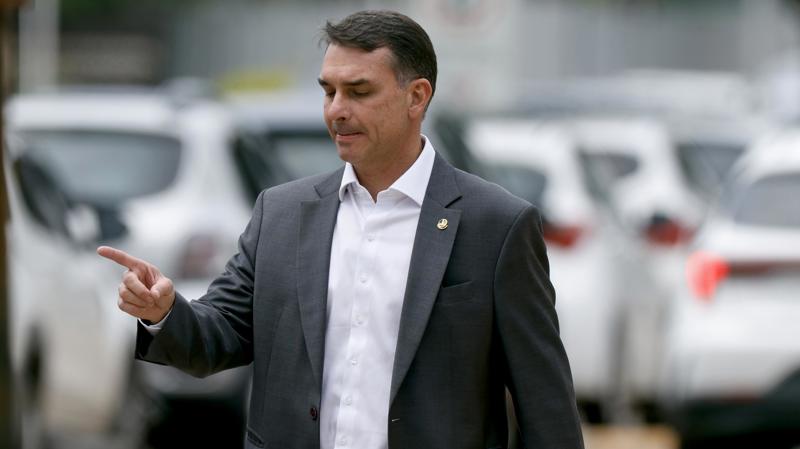 A imagem marcada por acusações e a atuação parlamentar discreta dificultam que Flávio Bolsonaro se apresente como liderança presidencial viável.