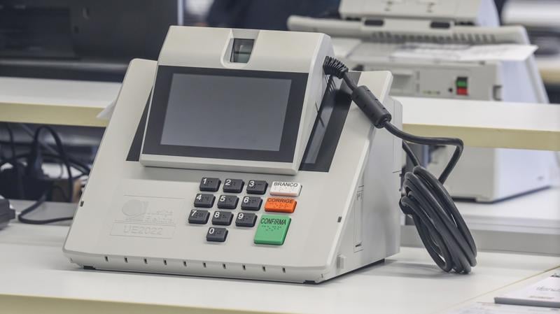 Vincular domicílio eleitoral à residência é urgência ética.