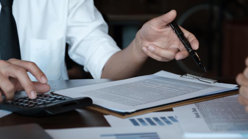 Despesas excluídas e déficits sucessivos fragilizam a ancoragem das regras e limitam espaço para investimentos estruturais.