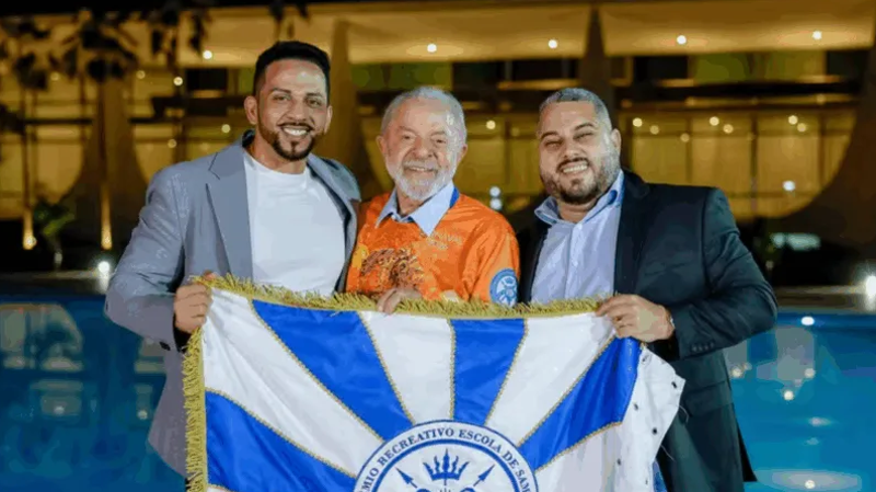 Lula e representantes da Acadêmicos de Niterói, escola que o homenageará em sua estréia no grupo especial no Carnaval do Rio.