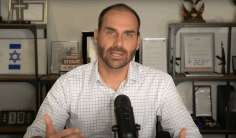 Eduardo teme perda de aposentadoria e porte de arma com eventual demissão da PF.