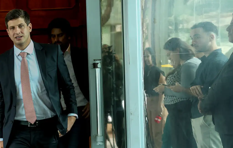 João Campos é pré-candidato a governador de Pernambuco contra a governadora Raquel Lyra. 