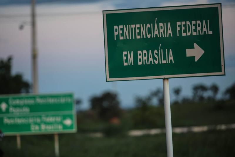 Sinalização de acesso para o complexo penitenciário onde Bolsonaro cumpre pena em Brasília.