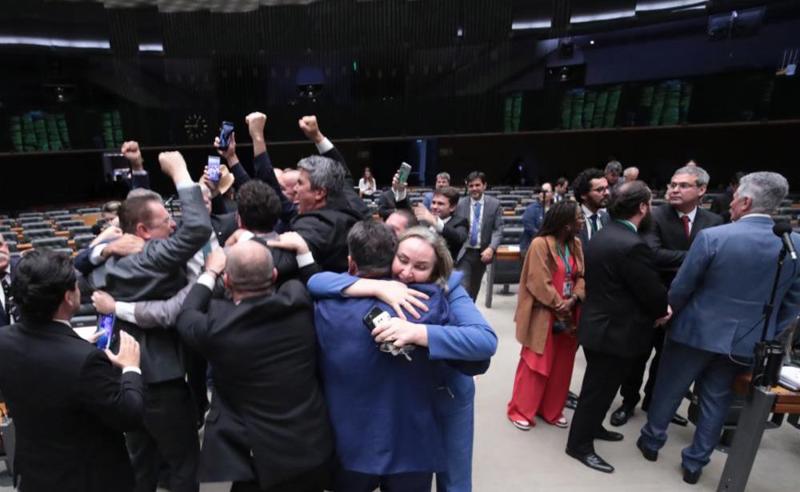 Sessão de 10 de dezembro de 2025: oposição comemora aprovação do PL da Dosimetria na Câmara.