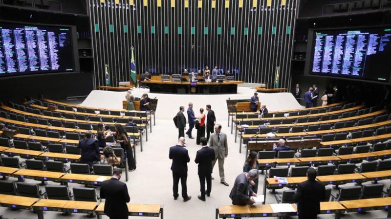 Teto salarial da Câmara e Senado pode chegar a R$ 77 mil com nova gratificação.