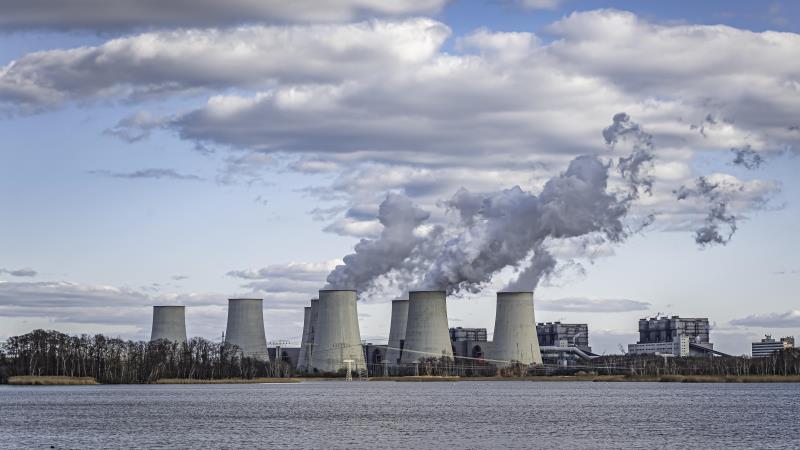 Armazenamento, redes inteligentes e diversificação energética tornam desnecessária a aposta em uma fonte cara, arriscada e geradora de resíduos.