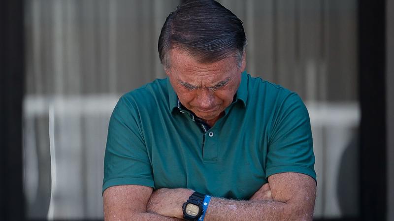 Bolsonaro pode ser transferido à prisão comum se confirmada a perda de patente.