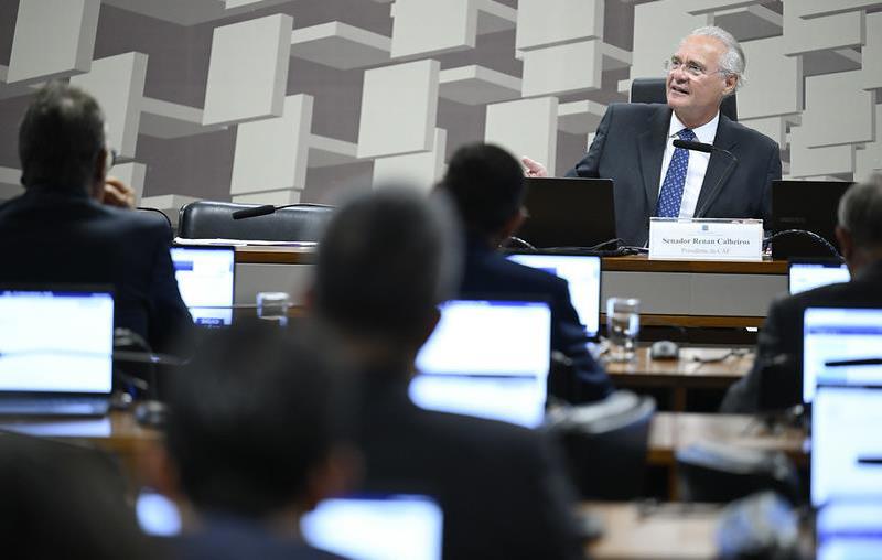 Renan: subcomissão vai propor mudanças em lei para tornar mais rigorosa a fiscalização do sistema financeiro.