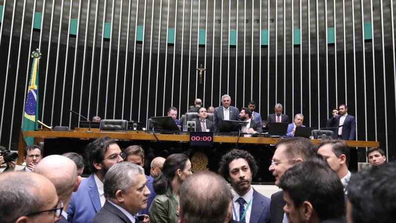 Penduricalhos no Legislativo corroem o limite constitucional e ampliam a distância entre Brasília e o contribuinte.