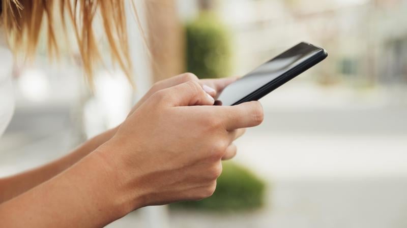 Segmentação algorítmica, mensagens personalizadas e regras do TSE redefinem a experiência política no ambiente digital.