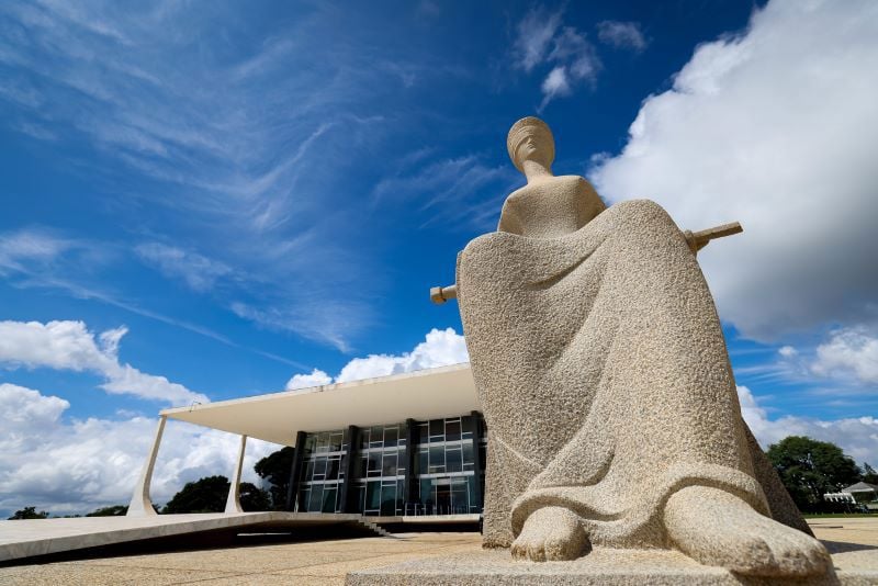 Estátua do STF, em frente ao edifício da Corte. Ministros vão julgar virtualmente o plano de trabalho para o pagamento de emendas parlamentares homologado pelo ministro Flávio Dino