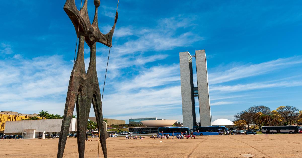 Profissões nos nomes parlamentares funcionam como rótulos simbólicos e cumprem papel estratégico na disputa por votos.