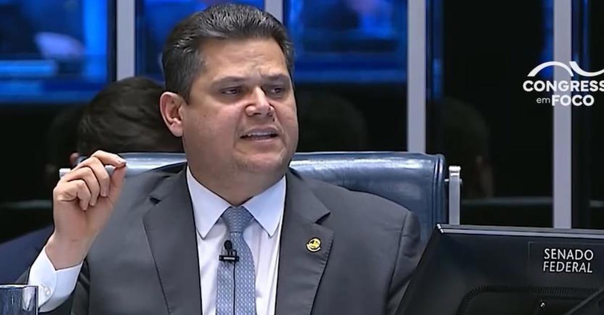 Decisão de Gilmar vai contra a Lei do Impeachment, diz Alcolumbre