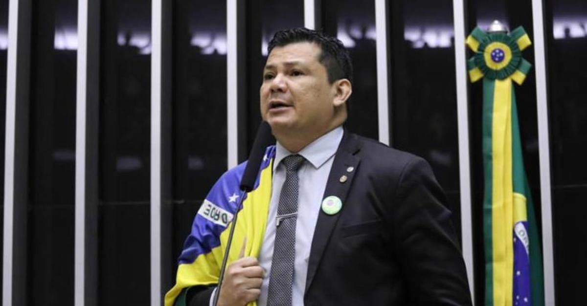Moraes intima Gilvan da Federal por ofensas ao comandante do Exército