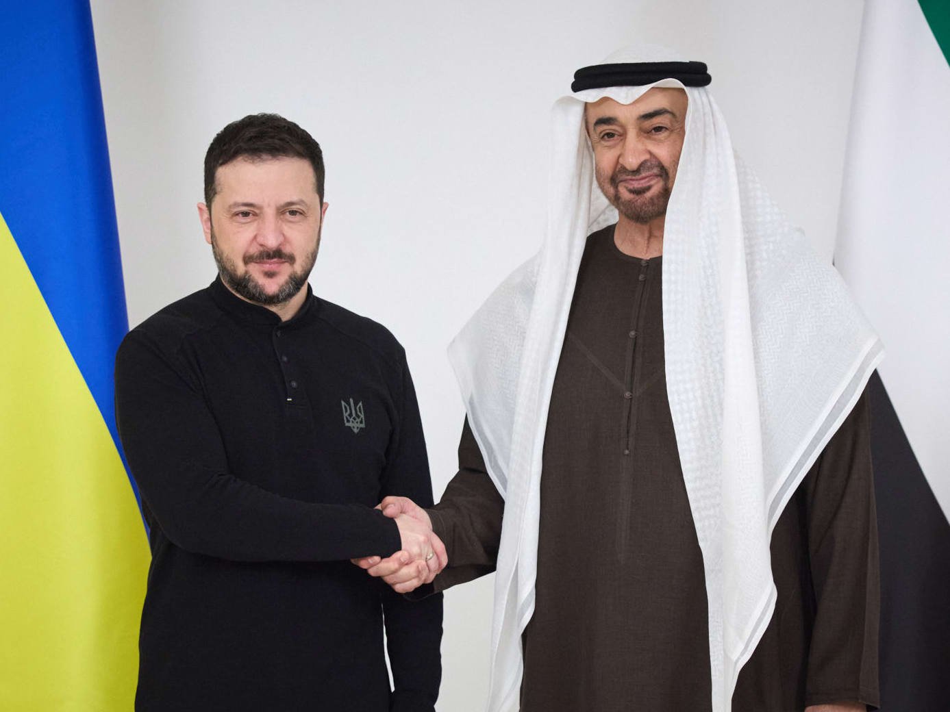 Presidente da Ucrânia, Volodymyr Zelensky, e o presidente dos Emirados Árabes Unidos, Mohammed bin Zayed Al Nahyan