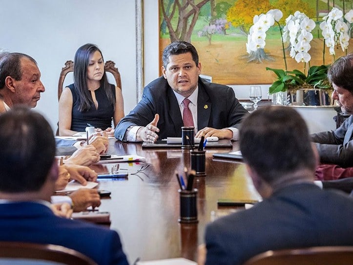 Davi Alcolumbre em reunião com líderes partidários