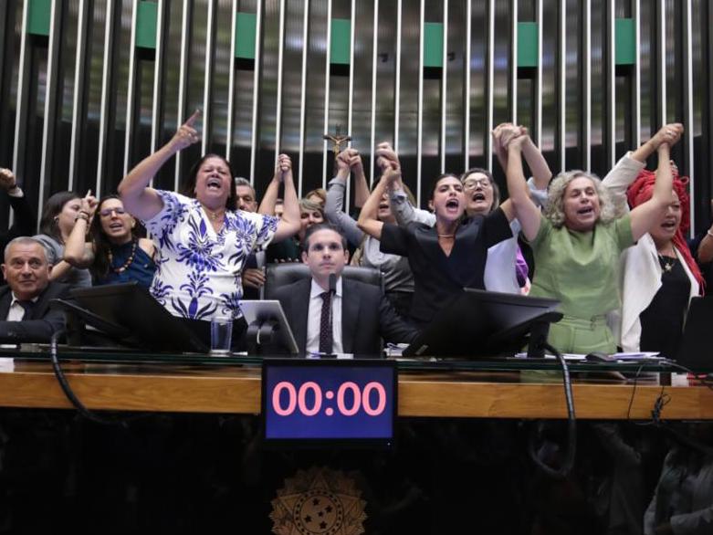 Hugo Motta recebeu apoio de deputadas que reagiram à troca de provocações