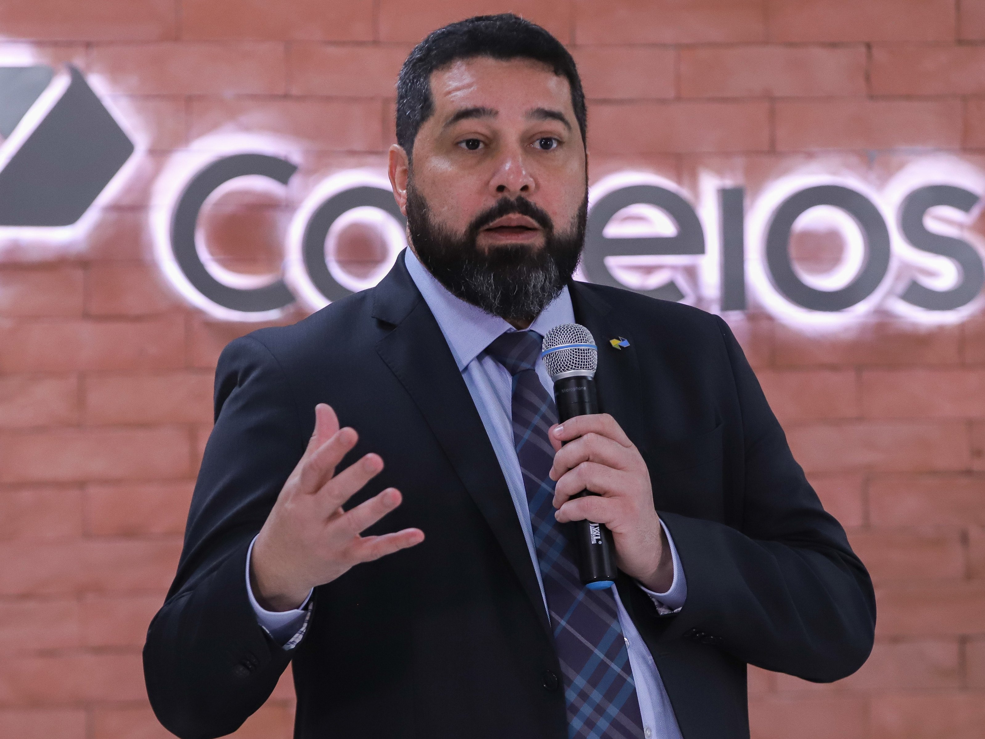 Presidente dos Correios destaca inovação e novos serviços para garantir competitividade e sustentabilidade diante de um cenário de desafios financeiros.