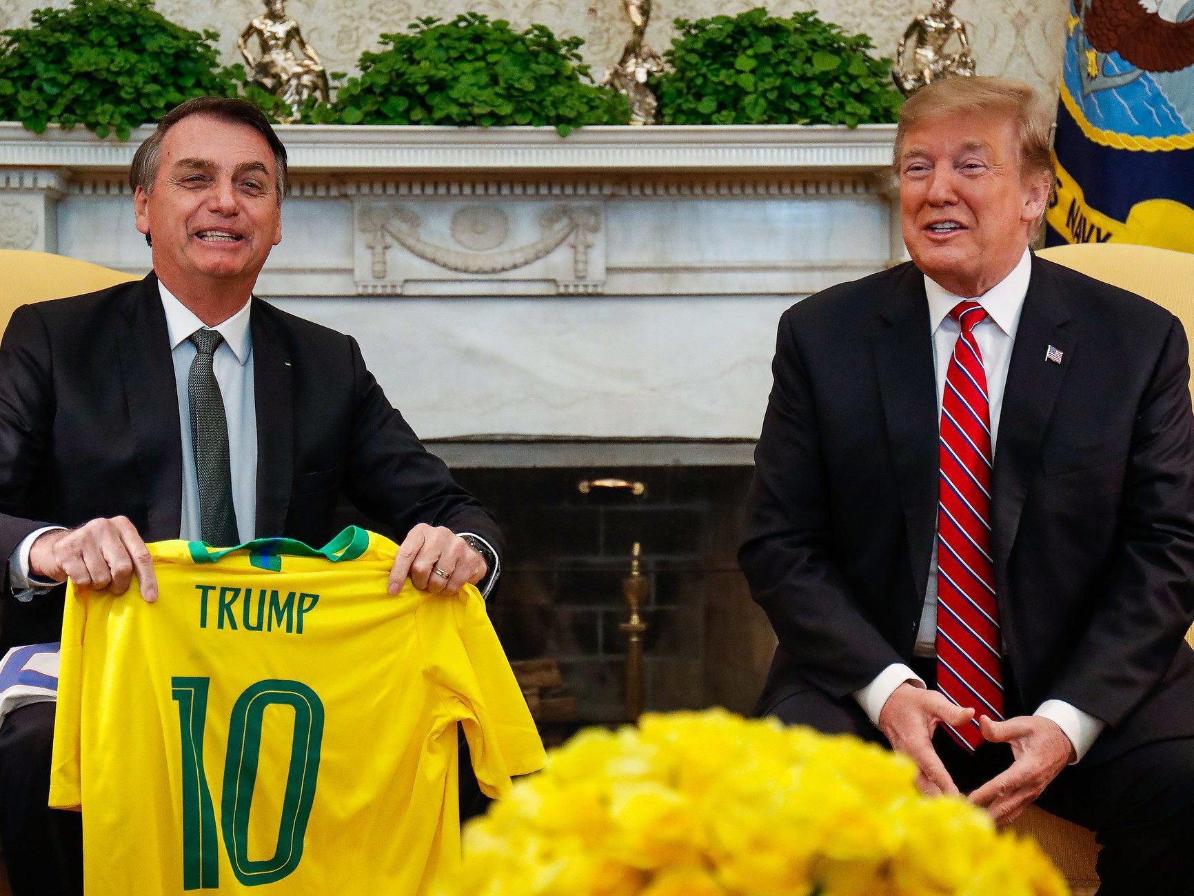 Bolsonaro presenteia Trump com uma camisa da seleção brasileira durante viagem oficial em 2019