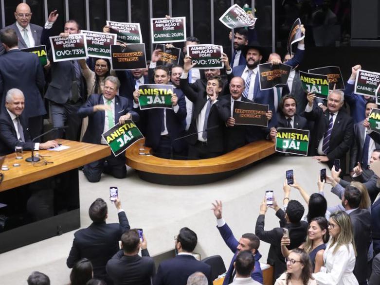 Confusão na semana passada começou com manifestação da oposição após denúncia contra Bolsonaro