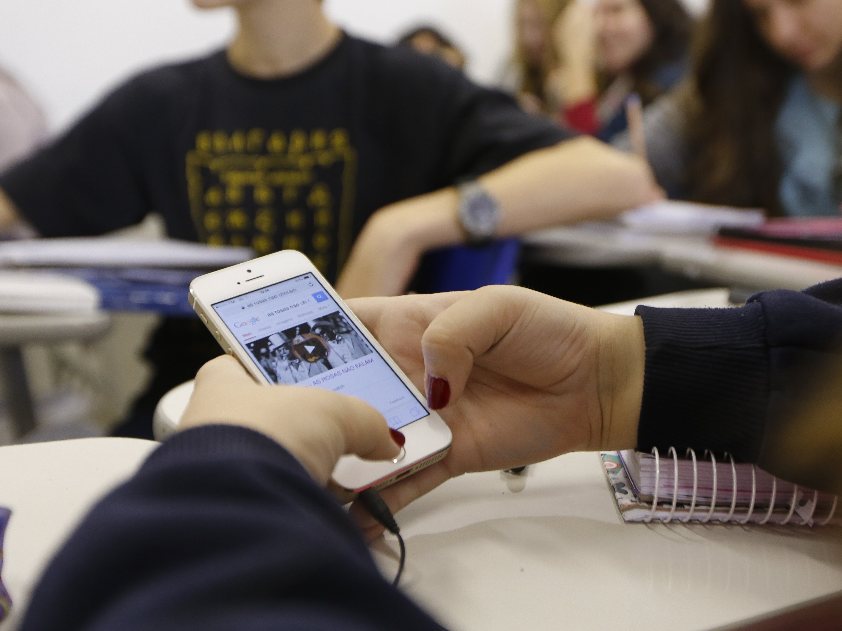 Proibição do uso de celulares em sala de aula visa garantir o desempenho escolar dos alunos.