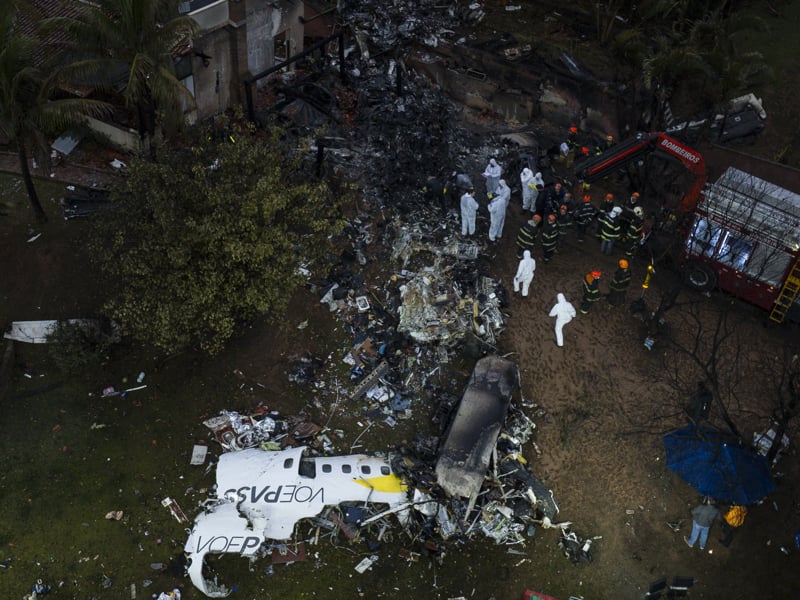 Destroços de avião da Voepass que caiu em Vinhedo no ano passado