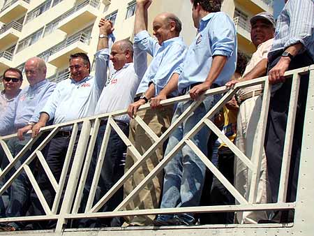 Depois de fazer campanha na região Sul, o tucano José Serra vai a São Paulo neste domingo Depois de fazer campanha na região Sul, o tucano José Serra vai a São Paulo neste domingo